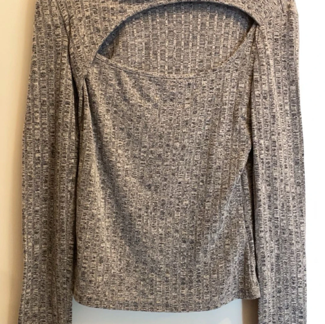 Grå ribbad topp med öppen rygg