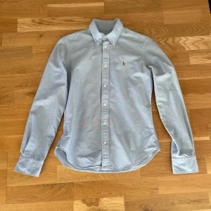 Ralph Lauren Skjorta  - Tjena, säljer nu mina skjorta från Ralph Lauren. Skriv gärna vid funderingar🤩💭 (Priset kan självklart diskuteras)