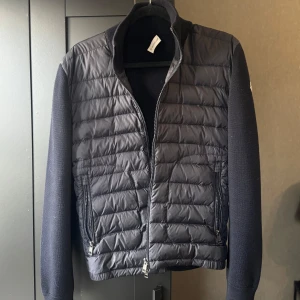 Moncler Cardigan - Moncler cardigan. Mitt pris: 3000kr