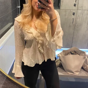 Zara blus  - Så fin blus från Zara som varit slutsåld länge. Perfekt till fina tillfällen men även till vardags. Passar mig som har S bra. 
