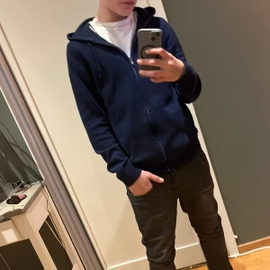 Mörkblå hoodie från Charles Tyrwhitt pris kan diskuteras 👍 - Säljer en mörkblå hoodie från Charles Tyrwhitt. Den har en dragkedja framtill och en bekväm huva. Perfekt för en avslappnad stil😀