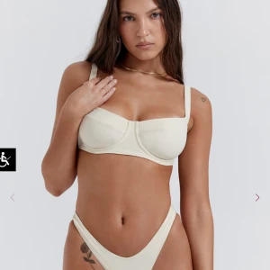 Bikinitopp - Så snygg bikini topp från märket house of cb i modellen ”vanilla underwire bikini topp”. Toppen passade tyvärr inte mig och tvingas därför sälja den vidare. Helt ny med prislappar och emblage. Nypris ca 700🤍