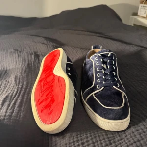 Christian Louboutin skor - Storlek 42. Skick 8/10. Finns en liten skada under sulan på bild 3 och sista bilden vid hälen men ingen av dess som syns. Förutom detta är skorna jätte snygga. Hör av er vid funderingar⭐️