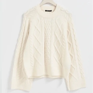 Kabelstickad tröja - Storlek S. Nypris: 399 