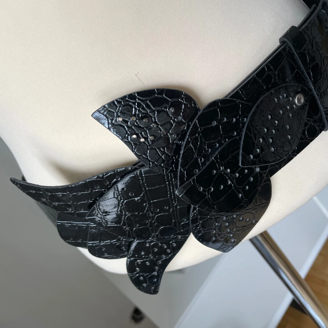 Svart bälte med ställbara bladmönster - 2