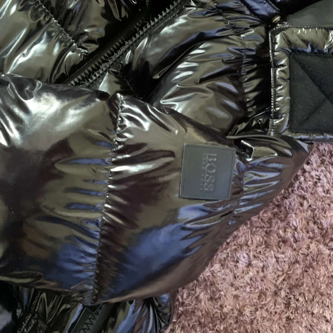 Svart glansig pufferjacka från Boss - 2
