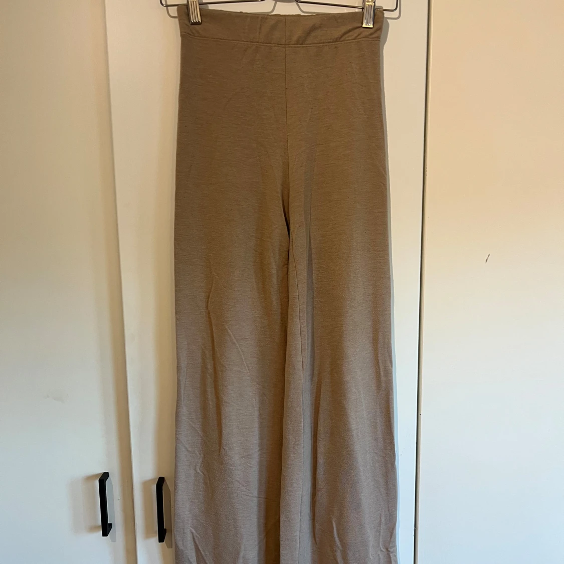 Beige byxor från Bik Bok - 1