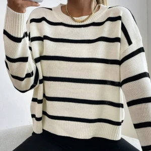 Randig tröja - Randig fin tröja från Shein. Samma som alla plagg så ligger denna och skräpar bland mina kläder och behöver en ny ägare. Köpte tröjan för 189 men säljer för 89:-, den är i sparsamt och fint skick!! Frakt tillkommer efter men kostnaderna för det varierar🫶🏻