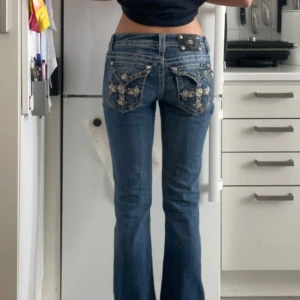 Miss Me bootcut jeans  - Supersnygga miss me jeans, som är använda och har defekter vid ben slutet (se sista bild) 💗 en av knapparna där bak har lossnat men syns inte så tydligt (brukar dölja med en telefon)😊 jag är 171 cm som referens 💗