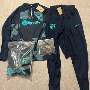 FC Barcelona tracksuit - Helt nya FC Barcelona dressar perfekta till sommarn