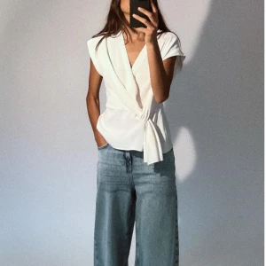 Topp med crêpe och knut - Aldrig använd, så i helt nyskick. Finns inte längre i lager att köpa från Zara men kostar originellt 329kr. Pris kan diskuteras.