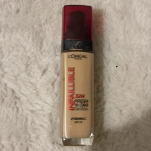Foundation från L'Oréal Paris - L'Oréal Paris Infallible 32H Fresh Wear foundation i nyansen 140 Golden Rose. Denna foundation innehåller vitamin C och har SPF 25 för extra skydd. Använd bara en gång.
