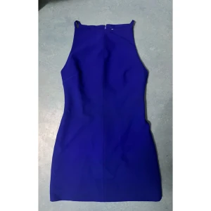 Elegant klänning Zara - En helt ny elegant klänning från Zara i storlek XS. Den har en dragkedja där bakom. Den slutar typ vid över knäna på mig som är 163 cm lång. Pris kan diskuteras vid snabb affär.  