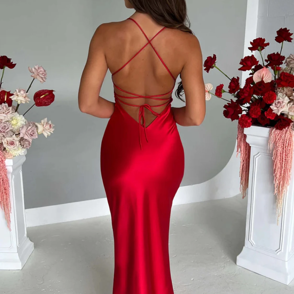 Röd långklänning med smala axelband - 1