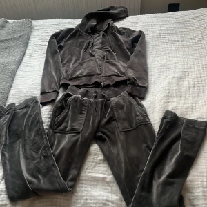 Grått sett från Juicy Couture - Säljer en snyggt sett från Juicy Couture i mjukt material. Det finns små täcken på användning men inget man tänker på💗