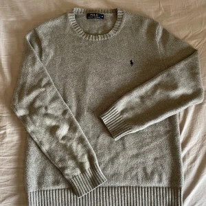 Grå stickad tröja från  Ralph Lauren - Säljer en stilren grå stickad tröja från Ralph Lauren. Självklart äkta! Bra skick 9/10 nästan ny! Priset går att diskutera vid snabb affär MVH William😃