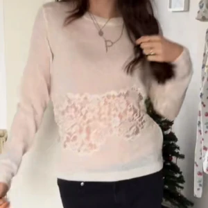 Viral spets tröja från Zara - Säljer denna virala tröja. Helt slutsåld online och kommer aldrig tillbaks kostar 500 kr original pris, sjukt svår att få tag på. En vit tröja med vacker spetsdetalj runt midjan. Tröjan har långa ärmar och en mjuk, bekväm passform. Kontakta vid intresse