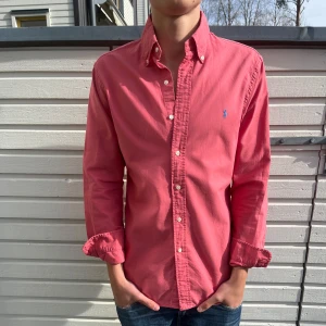 Ralph lauren skjorta - Tja! Säljer nu denna sjukt snygga Ralph Laurent skjorta. Skick 9/10 toppskick utan synliga defekter. Nypris ligger på 1600kr men säljs nu för endast 449kr. Hör gärna av er vid minsta lilla fundering.