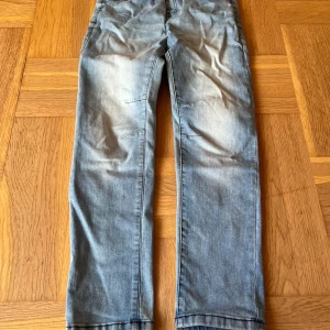 Blå jeansbyxor - Blåa jeans