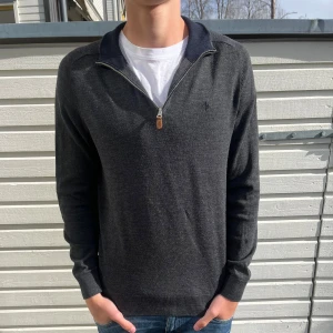 Morris half zip 100% merinoull  - Tja! Säljer nu denna sjukt snygga Morris half zip. Skick 9.5/10 som ny utan synliga defekter. Nypris ligger runt 2200kr men säljs nu för 749kr. Hör gärna av er vid minsta lilla fundering.