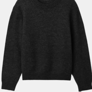 Carin Wester tröja - Grå(sista bilden) stickad tröja i ull och alpacka tyg från Carin Wester med små slits på armarna. Nypris 600, sparsamt använd💕
