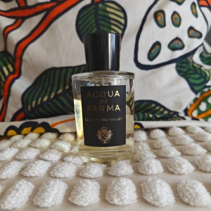 Acqua di Parma Lily of the Valley Parfym - Eau de parfum 100ml. Uppskattar ca 80% kvar, inköpt i januari i år. Elegant parfym från Acqua di Parma med doften Lily of the Valley. Flaskan är stilren och genomskinlig med en svart etikett och svart kork. Perfekt för den som älskar blommiga och fräscha dofter.