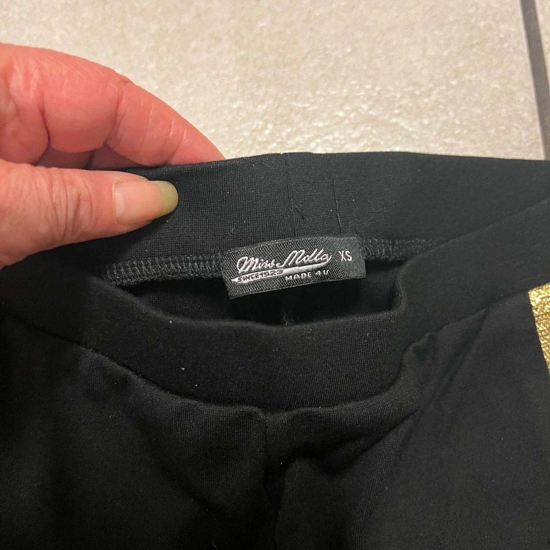 Svarta byxor/tajts  med guldglitter från Miss Mello - 1