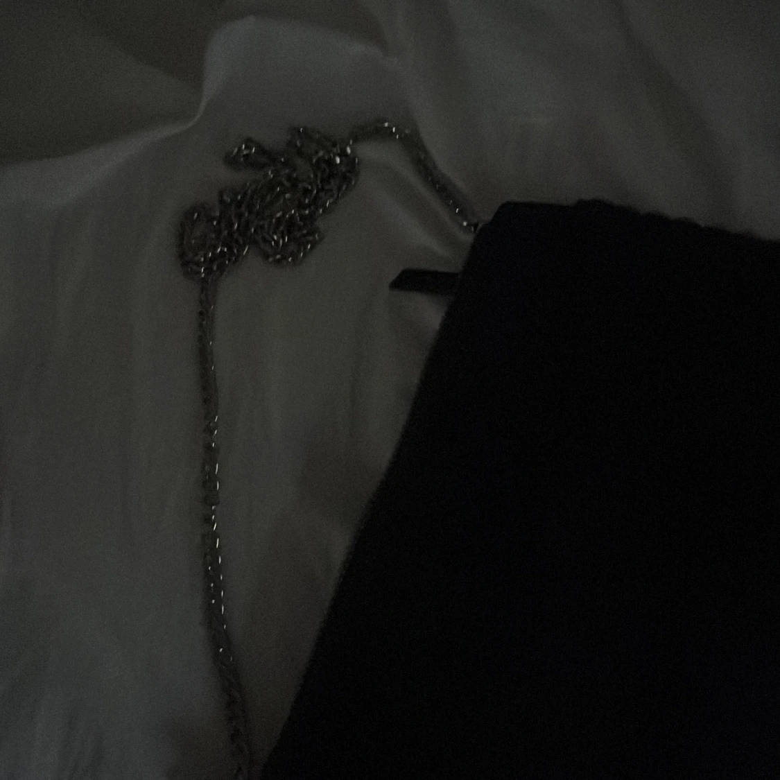 Svart kuvertväska med pärldetaljer - 1