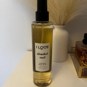 I Love Absolut Oud Parfym - Endast testad. Säljer pga att den inte kommer till användning.                                                                      Toppnoter av aromatisk lavendel, som leder in i ett sensuellt hjärta av myrra, tonka och tobak. Allt vilar på en söt träig bas av guajakträ, bärnsten och vanilj.