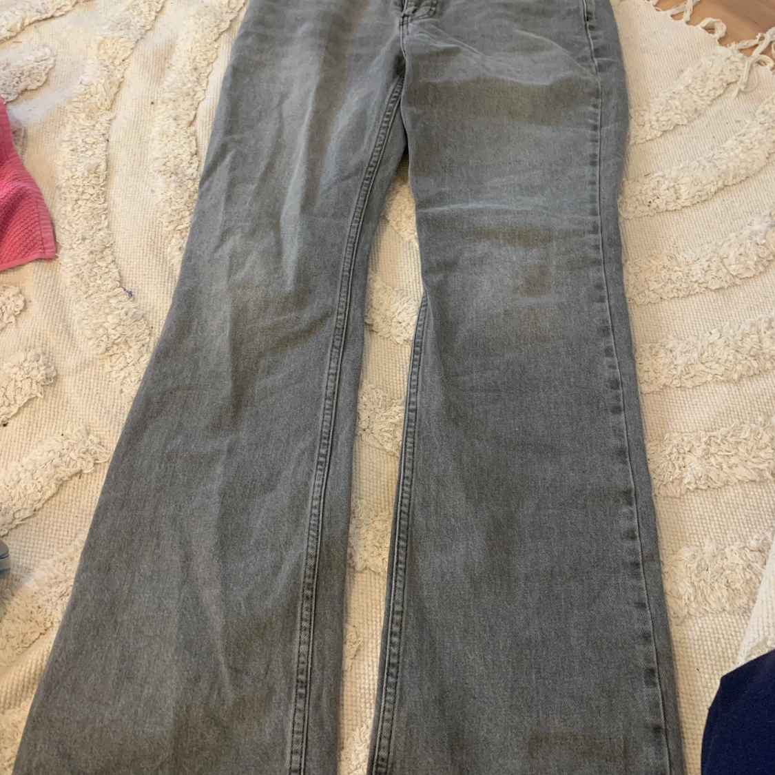 Grå jeans från Gina tricot