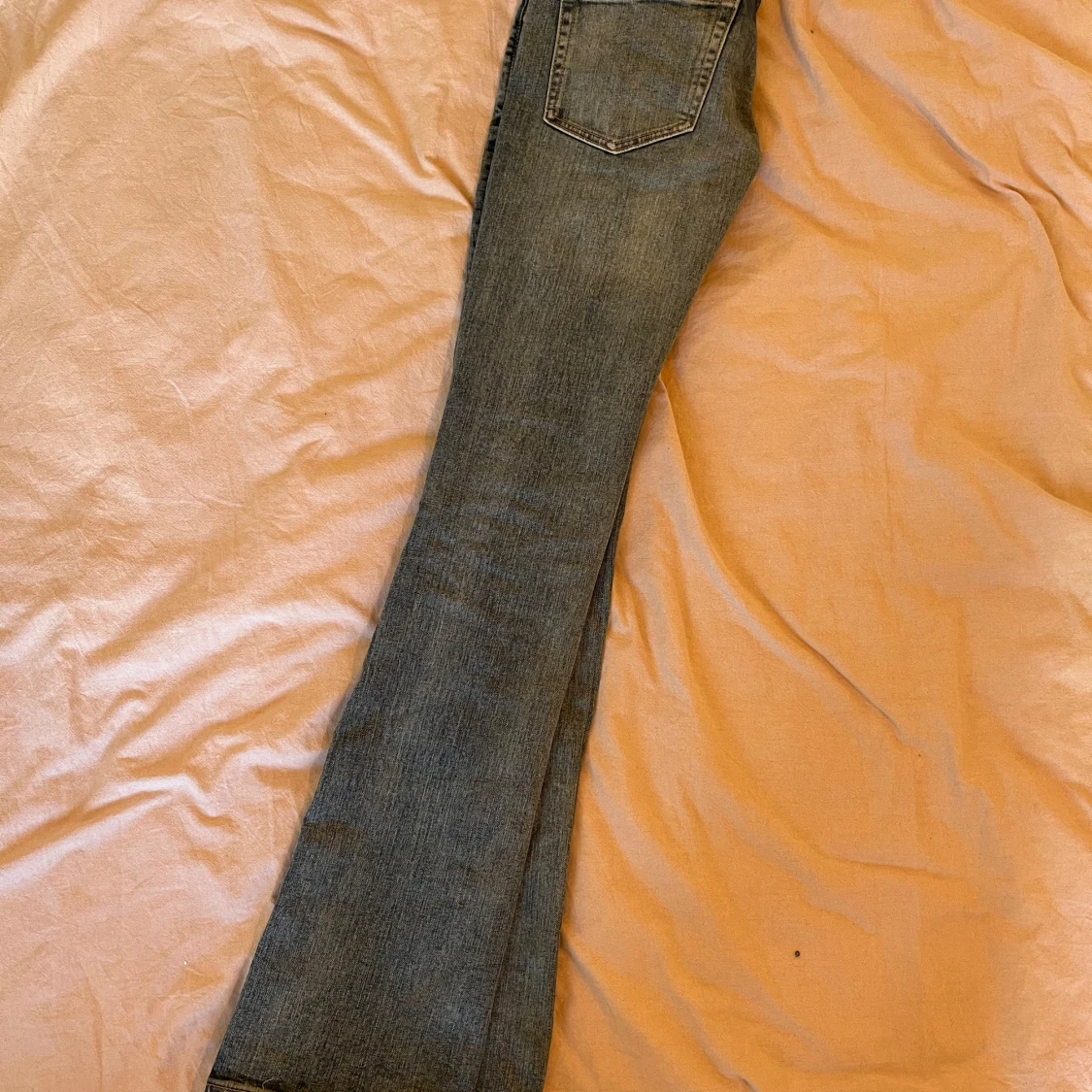 Blå jeans med slitningar - 1