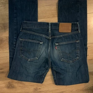 Levi's Premium 501 Jeans - Säljer ett par klassiska Levi's Premium 501 jeans i mörkblå denim. De har den ikoniska raka passformen och är tillverkade i slitstarkt jeansmaterial. Perfekta för en tidlös stil. Tror dom inte är använda. Storlek W28 L32. 100% bomull