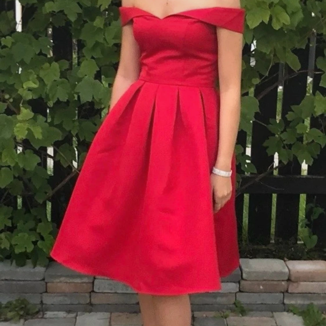 Röd offshoulder klänning från Chi Chi London - 1