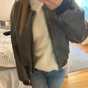 Grå bomberjacka från VILA - Snygg grå bomberjacka från VILA i storlek XS. Jackan har en dragkedja. Inte använt mycket alls! 