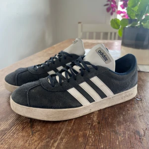 Svarta Adidas Gazelle sneakers - Snygga svarta Adidas Gazelle sneakers med vita ränder och snörning. Skorna har en klassisk design med en bekväm passform och en vit sula. Perfekta för en stilren look. Står 46 men dem e små i storleken, har 45 och dem passar bra!
