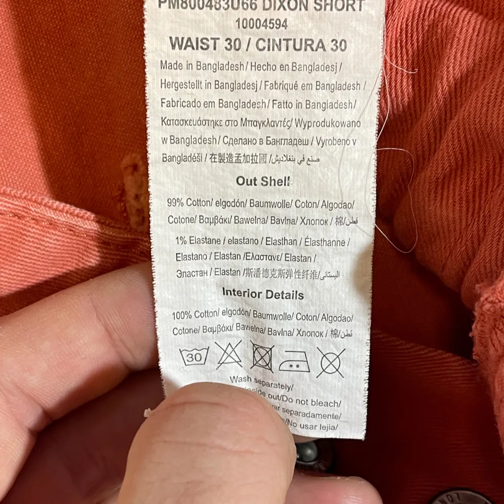 Snygga rostfärgade shorts från Pepe Jeans med klassisk femficksdesign. Tillverkade i bomull med en liten del elastan för extra komfort. Perfekta för en avslappnad stil. Storleken är W30, L30 och de är slim fit. Använda många gånger så de är tvättade många gånger. . Shortsit.