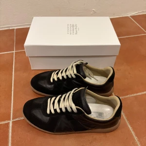Maison Margiela Gats - Margiela Gats i svart, storlek 41 i köpa på eBay nån månad sen. Allt medkommer, box, verifi kort och OG skopåsarna. Priset är rätt fast här inget problem med att behålla dom själv. Nypris över 7K