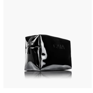 Caia necessär  - Säljer nu denna helt nya Caia necessären🎀endast upptagen ur förpackning för att kolla storleken! Finns ej att köpa utan är en limited edition som endast finns i kalendern! På hemsidan finns det en i samma storlek fast annan färg som är HELT slutsåld. Säljer då jag har många andra necessärer som jag använder mer😌Hör av dig vid frågor💕