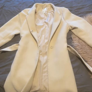 Beige kappa - Köpt på hm. Strl 34