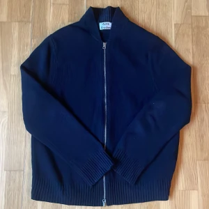 Acne tröja  - Tja! Säljer nu min riktigt snygga acne studios zip tröja då den dessvärre är för liten för mig. Storleken är M men passar även S, den är 100% ull och i väldigt bra skick.