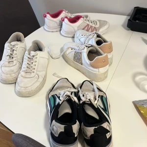 Fyra par sneakers - Säljer fyra par sneakers i olika stilar. Ett par vita sneakers med rosa detaljer, ett par vita sneakers med glittriga detaljer och beige häl, ett par vita sneakers med snörning och ett par med svarta och turkosa detaljer. Alla för 500kr eller ett par för 150kr . storlekarna varierar men är runt storlek 39, skriv till mig om mer specifik storlekar