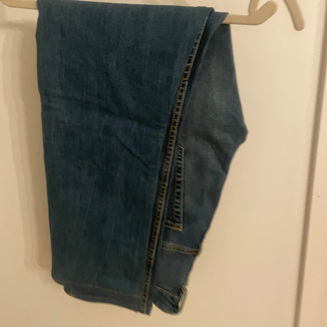 Blå jeansshorts med slitningar - 91
