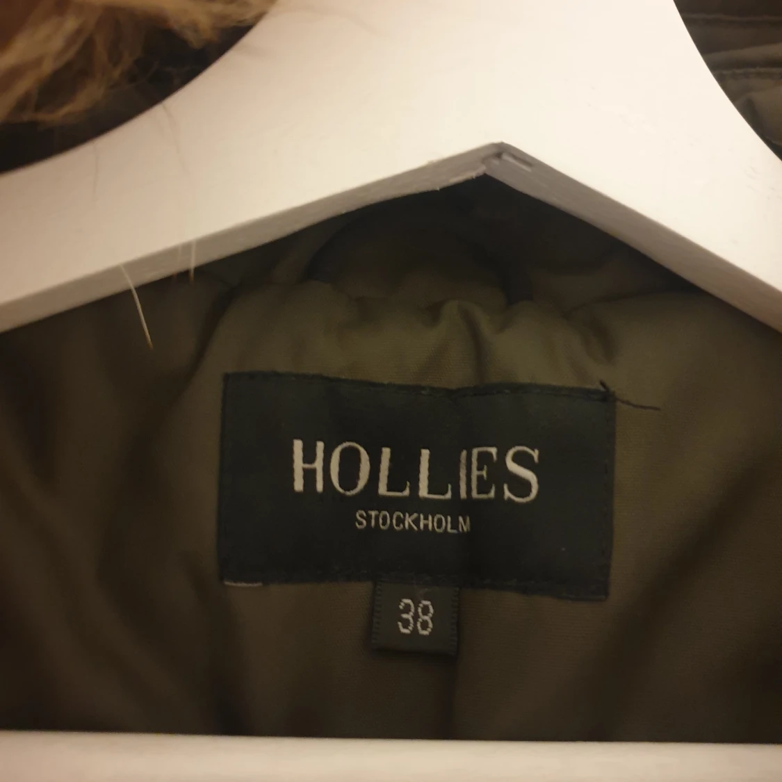 Olivgrön parkajacka med päls från Hollies - 91