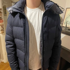 Moncler montgenevre - Moncler montgenevre mörkblå - size 3 passar M- har några flaws tråkiga muddar osv  en lagning men inget som sticker ut vid användning då de blendar in i den mörka färgen samt som inte  en bra skräddare kan laga skulle kunna behöva en tvätt även - retail 22 tusen i butik cond 6/10 isch