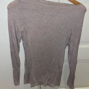 Beige Intimissimi långärmad tröja  - Säljer min beigea intimissimi tröja i storlek S. Har använt tröjan 1-2 gånger så den är i nytt skick men nu kommer den inte till användning längre. Kontakta för mer information💓