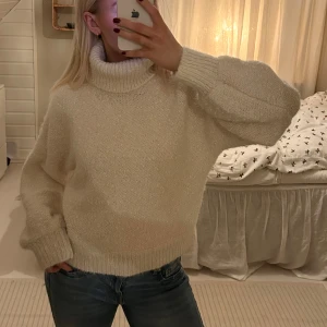 Beige stickad polotröja från Lindex - Mysig beige stickad polotröja från Lindex storlek L!