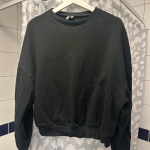 Svart sweatshirt från Only - Säljer en stilren svart sweatshirt från Only. Tröjan har en klassisk rund hals och långa ärmar med ribbade muddar. Perfekt för en avslappnad look.