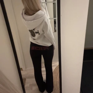 true religion tjocktröja 🤍 - jätteskön tjocktröja från true religion. helt ny med tag. ok att köpa direkt 🖤