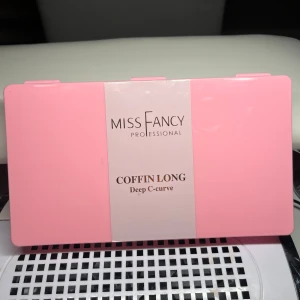 Miss Fancy Coffin Long Deep C-curve Nageltips - Miss Fancy Professional Coffin Long Deep C-curve nageltips. Perfekt för att skapa långa, eleganta naglar med en djup C-kurva. Original pris 240kr💗 Använt 2 gånger så nästan helt ny 