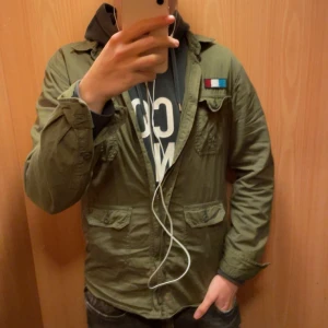 Mörkgrön Overshirt  - -Snygg mörkgrön Overshirt -L fits L/M- 399kr